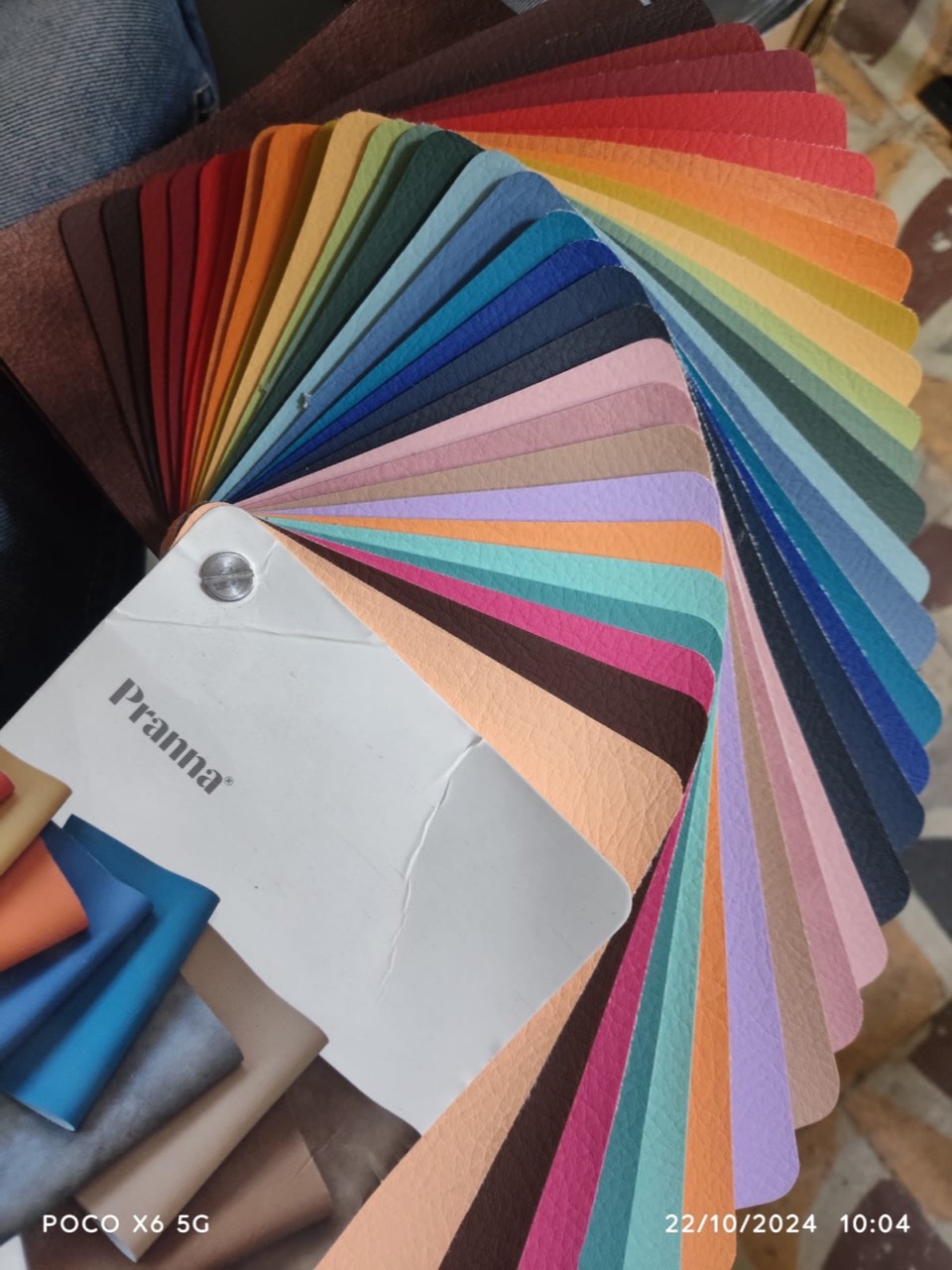 Tapicería: Selección real de colores y acabados disponibles.